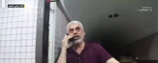 סרטון בלעדי של אל ג'זירה המנהיג יחיא סינוואר בוכה מאושר עם קבלת הידיעות על הפסקת אש במאי 2021, שסיימה את הס…