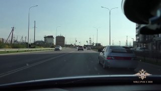 נער בן 16 נתן לשוטר טרמפ על מכסה מנוע של מכונית, בניסיון להימלט ממרדף באדיגיאה, - משרד הפנים. במייקופ הבחינ…