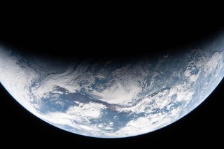 NASA опубликовало архив, в который вошло более 12 тысяч фотографий, сделанных участниками миссии «Артемида-II».https://eol.jsc.nasa.gov/SearchPhotos/ShowQueryResults-Lightcycle.pl?results=1777772559122361