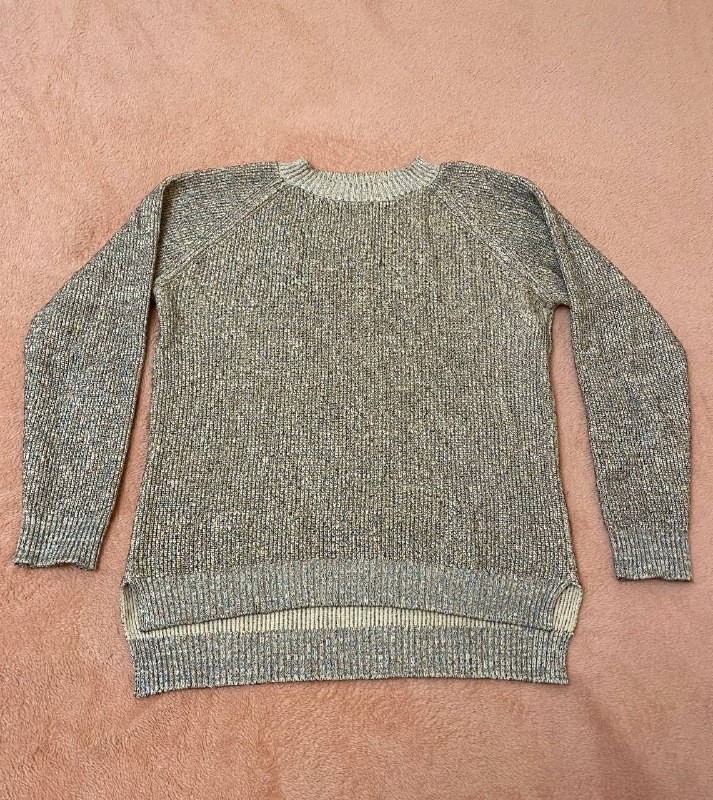 Свитер женский сверкающий.