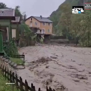 🇮🇱 Documentation from Turkey: Residential houses collapse and are swept away by the heavy floods Heavy rains in the Sakarya region, near Istanbul, caused severe floods. Documents from the scene show residential houses collapsing and being swept away by the currents of water. News: For the WhatsApp channel: Shabbat Square news.