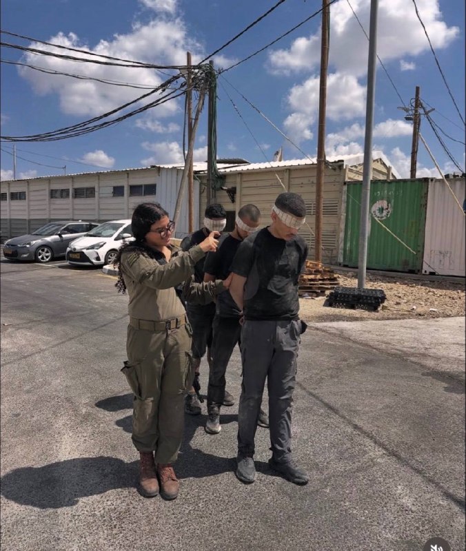 תמונה מסתובבת של חייל ישראלי מתעלל בעצורים פלסטינים לאחר שעצרם בגדה המערבית.