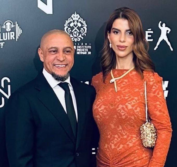 FUNNY SOCCER | فانی ساکر: 🇧🇷 هشتمین ازدواجِ روبرتو کارلوس؛ بازیکن سابق رئال مادرید پس از هفت ازدواج ناموفق، این بار با زن مسلمانی به نام "سهیلا طا