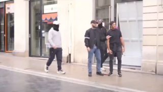 חמישה צרפתים מהימין הקיצוני החליטו לנקוט עמדה נגד קהל של שמאלנים ומהגרים. השוטרים הסתכלו מהצד ולא התערבו מי…