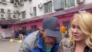 Вход к офисам нелегальных обменников на "Горбушке" перекрыла полиция. За следственными действиями, которые идут около 15 часов, наблюдают сотни сотрудников рынка, которые не смогли попасть на работу.  Правоохранители проводят обыски в рамках уголовных дел…