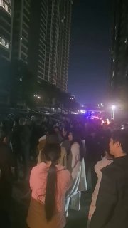 12月27日，湖南耒阳市合兴中心城（原合兴清华园）业主聚集维权。他们反映，富邦物业联合居委会存在不合理收费和服务不到位问题。业主称，物业以公摊面积为由收取停车费和管理费，每月合计约260元，在当地平均工资约2000元的情况下负担较重；若不缴费，物业还会堵门、限制出入或私自挪动车辆。另外。小区原装修垃圾场被改为所谓“老年自助食堂”，实则成为打牌聚集场所，车辆乱停，影响通行查看原文