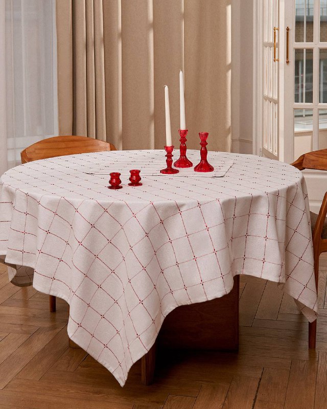 Какой праздничный стол без текстиля? Нашлась изящная новогодняя скатерть с тонким узором. С ней ваша сервировка будет еще красивее. Ссылка - изображение 1 - какой, праздничный, стол