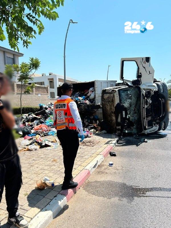 🇮🇱 שני פצועים בינוני בהתהפכות משאית זבל באשקלון.