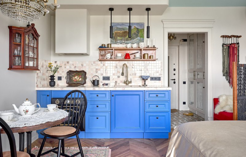 Эклектичная студия 25 м в Крылатском винтаж и французский шик Хозяйка квартиры работает врачом-сомнологом. Перед дизайнером Ариной Дудниковой стоял... - изображение 1 - студия, интерьер, эклектичная