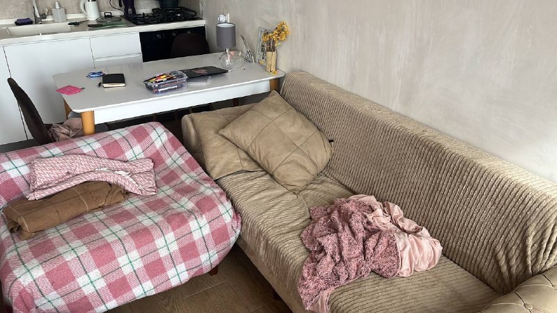 Подарю диван, без дырок, старенький, но прочный, с местом для хранения и раскладывается — фото 1