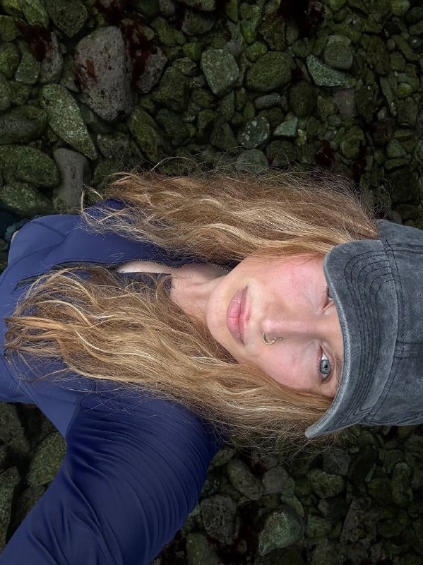 Неделя, как я в отпуске, и я наслаждаюсь красотой приморского края, любуясь невероятными пейзажами и цветом своих волос на фотографиях 🌹В такую жаркую погоду и при постоянном контакте с соленой водой особенно важно заботиться о качестве волос, чтобы они оставались здоровыми и красивыми. Напомню, я живу среди дикой природы, и сюрприз — прилетела с ручной кладью: купальник, авкатапки, кроссовки, очки, расческа, компьютерИменно поэтому я решила взять с собой впервые твердый шампунь (в формате мыла) — он измеряется не в миллилитрах, подойдет для всего тела, хорошо очищает кожу головы, не пересушивает волосы и является натуральным средством. Такой шампунь идеально подходит для походов и подобных путешествийТак что делаю выводы, твердый шампунь от бренда Kydra (голубого цвета) идеально подходит даже в экстремальных условиях отпускаЛишь бы вода была 🤭Неделя, как я в отпуске, и я наслаждаюсь красотой приморского края, любуясь невероятными пейзажами и цветом своих волос на фотографиях 🌹В такую жаркую погоду и при постоянном контакте с соленой водой особенно важно заботиться о качестве волос, чтобы они оставались здоровыми и красивыми. Напомню, я живу среди дикой природы, и сюрприз — прилетела с ручной кладью: купальник, авкатапки, кроссовки, очки, расческа, компьютерИменно поэтому я решила взять с собой впервые твердый шампунь (в формате мыла) — он измеряется не в миллилитрах, подойдет для всего тела, хорошо очищает кожу головы, не пересушивает волосы и является натуральным средством. Такой шампунь идеально подходит для походов и подобных путешествийТак что делаю выводы, твердый шампунь от бренда Kydra (голубого цвета) идеально подходит даже в экстремальных условиях отпускаЛишь бы вода была 🤭