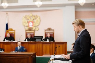 Председатель «Яблока» Николай Рыбаков выступил в Верховном суде: «Это день — момент истины для всей правовой системы России. Нас пытаются снять с выборов не за нарушение закона, а за нашу позицию. За борьбу за мир. За стремление к свободе. За честную альте