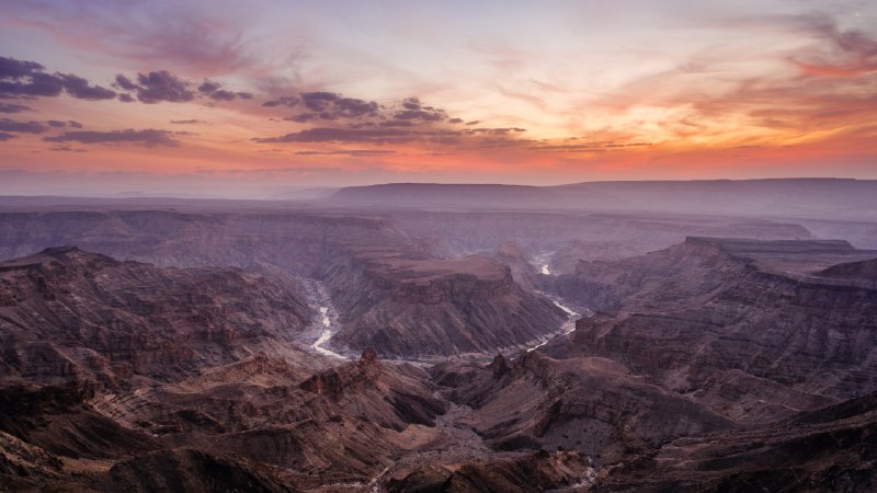 鱼眼视角鱼河大峡谷，纳米比亚 (© R. M. Nunes/Getty Images)