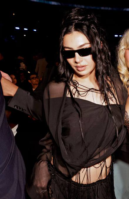 Грэмми 2025 и прически, которым стоит уделить внимание:  1. Chappell Roan. У нее невероятная грива с челкой из темно-рыжих волос. Кудри, активные и мелкие, которые трансформировали в несколько причесок за вечер. Если у вас свои взрывные кудри, рекомендую следить за этой артисткой.  2. Sabrina Carpenter. Современная принцесса из Дисней и это идеальные локоны.3. Charli xcx. Она не измеяет своему андеграундному кудрявому образу. Укладка как на каждый день, что здорово перенять. 4. Willow Smith. Пробор, объем и силуэт формы. Даже нечего добавить, она просто топ. 5. Miley Cyrus. Парик в азитском направлении с тремя ступенями. Неожиданно для меня он мелированный, но оно идет ей на много больше чем блонд, как по мне. Хороший образ для жизни, как стрижка, так и цвет. 6. Beyoncé. Одну меня удивил выбор цвета волос? Под образ очень красивый парик, но словно не к ее корням, если вы понимаете о чем я. 7. Doechii. Отличная работа с накладными волосами и интересное сочетание кос / брейдов с холодкой волной. Точно возму идею в оборот на съемках и предложение клиентам на выход. Для самых смелых, разумеется. 8. Lady Gaga. Обожаю Гагу за эксперименты и этот парик не остался без внимания! Темные волосы, которые она давно не примеряла, да еще и с короткой челкой. Ярко, смело, неожиданно - все то, за что мы ее полюбили. Надеюсь, что после ее выхода уже никто не сомневается, что чёлки это тренд.Грэмми 2025 и прически, которым стоит уделить внимание:  1. Chappell Roan. У нее невероятная грива с челкой из темно-рыжих волос. Кудри, активные и мелкие, которые трансформировали в несколько причесок за вечер. Если у вас свои взрывные кудри, рекомендую следить за этой артисткой.  2. Sabrina Carpenter. Современная принцесса из Дисней и это идеальные локоны.3. Charli xcx. Она не измеяет своему андеграундному кудрявому образу. Укладка как на каждый день, что здорово перенять. 4. Willow Smith. Пробор, объем и силуэт формы. Даже нечего добавить, она просто топ. 5. Miley Cyrus. Парик в азитском направлении с тремя ступенями. Неожиданно для меня он мелированный, но оно идет ей на много больше чем блонд, как по мне. Хороший образ для жизни, как стрижка, так и цвет. 6. Beyoncé. Одну меня удивил выбор цвета волос? Под образ очень красивый парик, но словно не к ее корням, если вы понимаете о чем я. 7. Doechii. Отличная работа с накладными волосами и интересное сочетание кос / брейдов с холодкой волной. Точно возму идею в оборот на съемках и предложение клиентам на выход. Для самых смелых, разумеется. 8. Lady Gaga. Обожаю Гагу за эксперименты и этот парик не остался без внимания! Темные волосы, которые она давно не примеряла, да еще и с короткой челкой. Ярко, смело, неожиданно - все то, за что мы ее полюбили. Надеюсь, что после ее выхода уже никто не сомневается, что чёлки это тренд.