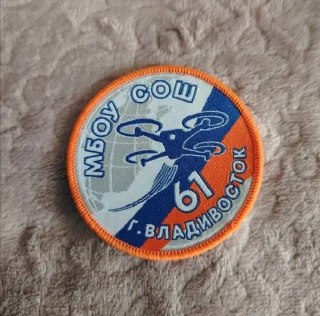 В школе Владивостока учеников обязали носить шевроны с изображением дронаРуководство школы № 61 во Владивостоке сделало частью формы шеврон с изображением дрона. Об этом рассказала мать одной из учениц Ксения Ларченкова, заметило 7x7.🔵 Детали. По словам Ла