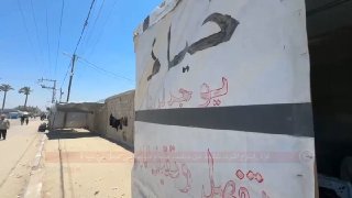 النزوح يحوّل صاحب مصنع خياطة إلى عامل يومي في غزة