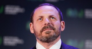 Сооснователь «Яндекса» Аркадий Волож отказался от российского гражданства, пишет Bloomberg.Волож после начала СВО попал под санкции ЕС. После этого он покинул российскую компанию. Впоследствии он выступил с антивоенным заявлением, в итоге санкции с него бы