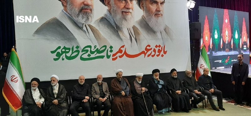 ایسنا ✔: 📸 تصویری از رییس جمهور، رییس مجلس، رییس قوه قضاییه در کنار فرزندان رهبرشهید در مراسم بزرگداشت چهلمین روز خاکسپاری قائد ش