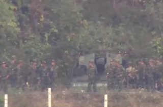 המצב על הגבול בין קוריאה צילומים ממרפסת התצפית הדרום קוריאנית בגימפו: חיילים צפון קוריאנים והוביצר מתנייע 1…