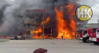 В Калининграде произошёл пожар в торговом центре «Гиант», сообщает «Инцидент Калининград». Телеграм-канал «112» пишет о трёх пострадавших.Пресс-служба МЧС сообщает, что площадь пожара составляет около 1000 квадратных метров. «Огонь распространился по обшив