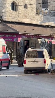 جندي إسرائيلي يعذب شاباً فلسطينياً أثناء اعتقاله في جنين
