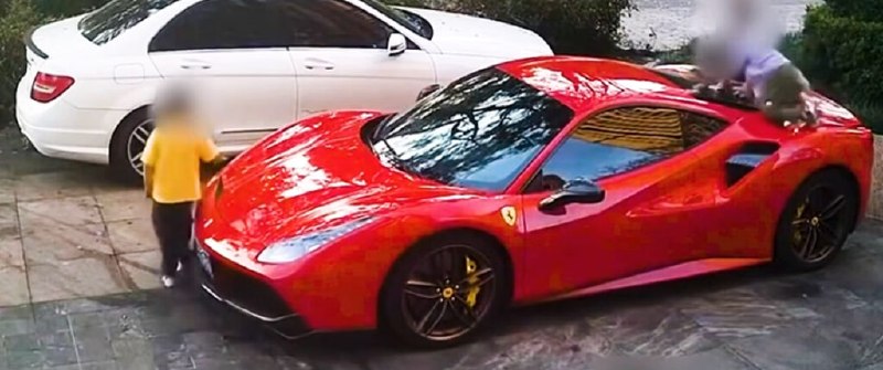 $530 000 Ferrari превратили в детскую горку — и теперь судятсяИностранные и