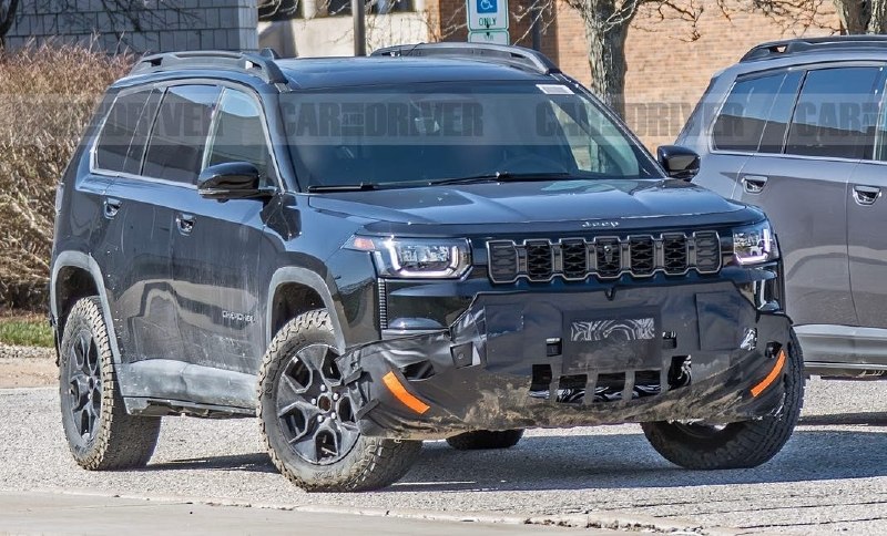 Jeep вывел на тесты Cherokee Trailhawk