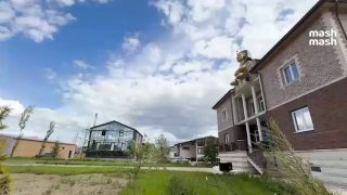 Мемный дом со сфинксом из Подмосковья оказался недвижимостью миллиардера, который баллотировался в президенты Литвы.По данным Mash, хозяин особняка — 78-летний Владимир Романов. Раньше он владел шотландским ФК "Хартс", который в этом сезоне чуть не сотвори