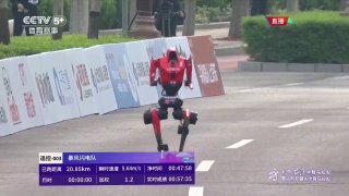 В Китае прошел полумарафон с участием людей и гуманоидных роботов, сообщает Reuters. Более ста роботов и 12 тысяч мужчин и женщин бежали по параллельным путям, чтобы избежать столкновений. Дистанция гонки — 21 километр. Полумарафон выиграл робот «Молния» о