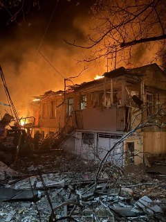 В результате ударов по Одессе два человека погибли и 15 пострадали, повреждены несколько жилых домов, сообщают местные власти.