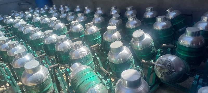 خبرگزاری صدای افغان (آوا): 🛑توزیع مشکهای المونیمی برای ۱۲۰ مالدار در بادغیس🔸وزارت زراعت، آبیاری و مالداری اعلام کرد که برای ۱۲۰ مالدار در مرکز و و