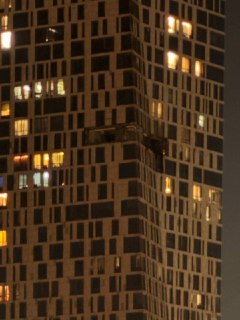 Беспилотник попал в многоэтажку на Мосфильмовской улице на юго-западе Москвы, написал Собянин:«Пострадавших нет. Службы работают на месте происшествия».