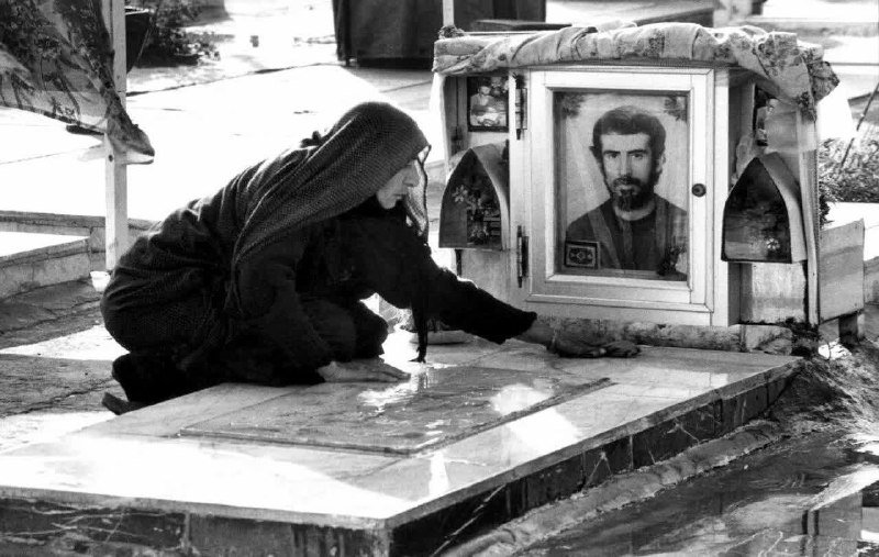 🌸خــــادم الــشهــــدا🌸: برای مادرت ؛که دلتنگ توست همهی روزها پنجشنبه استو همه لحظات، دردِ دوری .... اهواز ، بهشتآباد ۱۳٦٤عکاس: محمود باقری ج