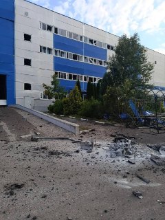 Пять человек погибли, ещё шестеро пострадали в результате атаки БПЛА на Московскую область, сообщил губер Андрей Воробьев.В промзоне Новоселок в Чехове после удара БПЛА произошло несколько пожаров. Самый крупный — на складе, его уже потушили. Также поврежд