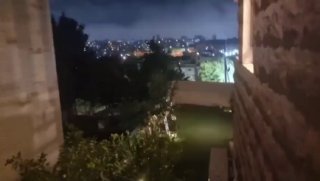 אימה בחברון: עשרות משפחות יהודית נצורות בבית בעקבות ירי בלתי פוסק של חמולות ערביות שנלחמות זו בזו