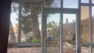 סצנות חדשות מתעדות את התקפת המתנחלים על בתים בכפר דיר ג'ריר, מזרחית לרמאללה.