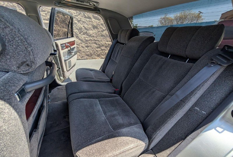 В США выставили на продажу уникальную Toyota Century с V12 3
