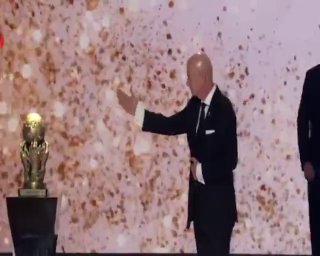 🎦 כדורגל, פוליטיקה וגביע מזויף