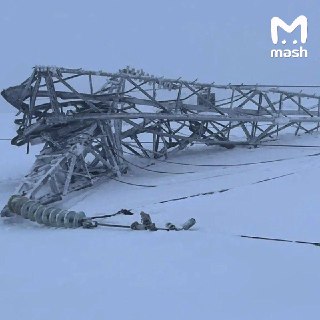 Вслед за Подмосковьем погодный апокалипсис ударил по Мурманской области. Метель и шквалистый ветер сорвали пять опор ЛЭП — в двух городах блэкаут, люди сидят без отопления и горячей воды. Починить всё безобразие пытаются со вчерашнего вечера. Без света ост