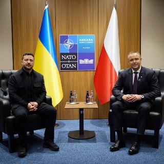 Президенты Украины и Польши встретились впервые после скандала с присвоением подразделению ВСУ звания «Героев УПА»Встреча Владимира Зеленского и Кароля Навроцкого состоялась сегодня на полях саммита НАТО в Анкаре, она длилась около часа. 🔵 О чем они говори
