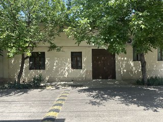 Yunusobod bodomzorda 3,2sotix 8xonali uy srochni sotiladi.Yer narxida.
