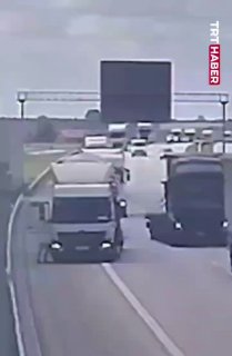 💢 זריקת רכב לאוויר בתאונה בין שתי משאיות בפולין&33;
