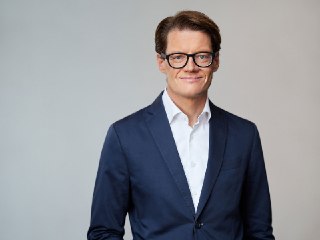 Концерты и стриминг вытягивают рынок: GEMA выплатила €1,15 млрд Немецкое общество по управлению авторскими правами GEMA подвело итоги 2025 года — и картина получилась показательной: индустрия не падает, а стремительно меняет структуру доходов. Общий сбор о