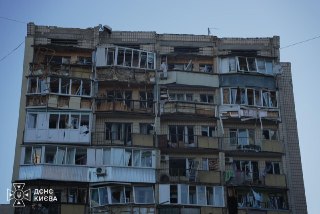 Ночная атака на Киев, нарушение воздушного пространства Румынии и Молдовы. Что известно⚪️ Киев. Во время ночной атаки погибли как минимум 12 человек, еще 34 пострадали, сообщил мэр города Виталий Кличко. В Святошинском районе поврежден промышленный объект,