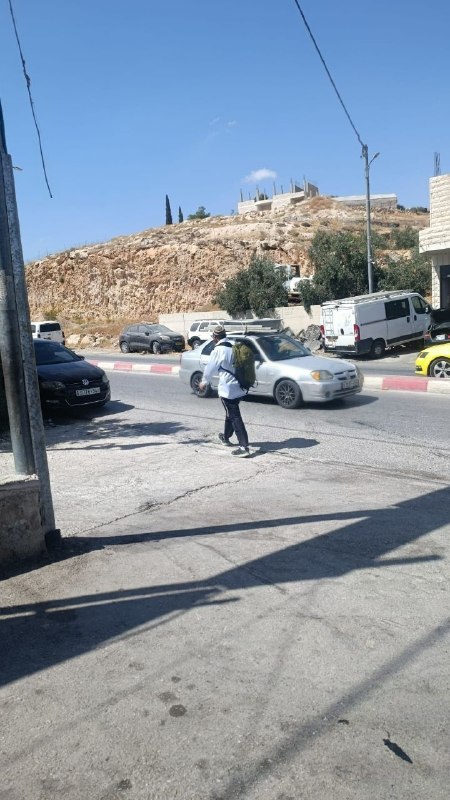 שירותי הביטחון של הרשות עוצרים מתנחל לאחר שנכנס לאזור ג'נאטה, מדרום לבית לחם, לקראת מסירתו לצבא הכיבוש.