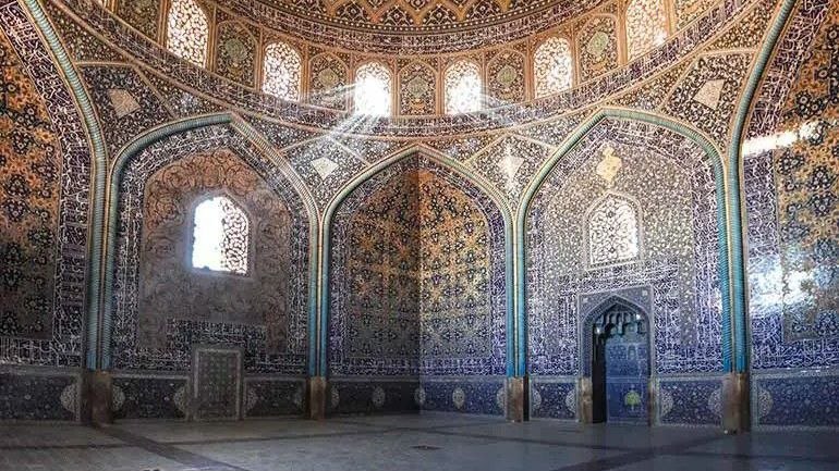 اخبار اصفهان: گودی محراب؛ یک دلیل فقهی دارد 🔹️بر اساس دیدگاه فقهی مطرح‌شده درباره گودی محراب، محل ایستادن امام‌جماعت نباید از محل ایست
