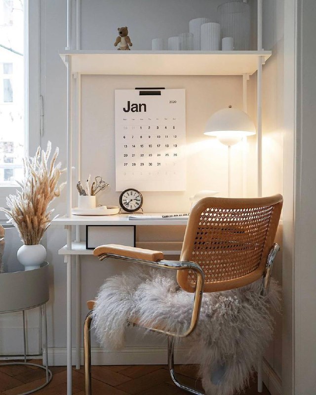 Милые рабочие уголки это не только про стол и стул, а про настроение, в котором ты открываешь ноутбук. Чашка кофе, маленькая лампа, пара любимых де... - изображение 4 - про, telegram, view