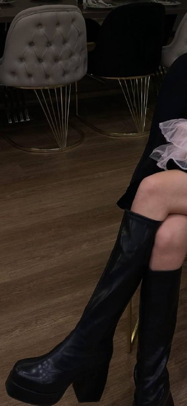 Стильные женские сапоги на платформе — фото 1