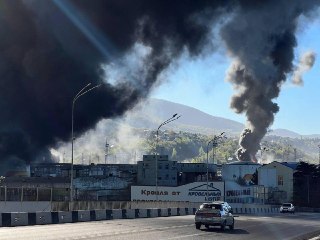 В Туапсе из-за падения обломков беспилотников произошел пожар на НПЗ, сообщил оперштаб Краснодарского края.  ___________________  📱  Туапсе: экокатастрофа на побережье Черного моря | Дождь из нефти, спасение животных и пожар