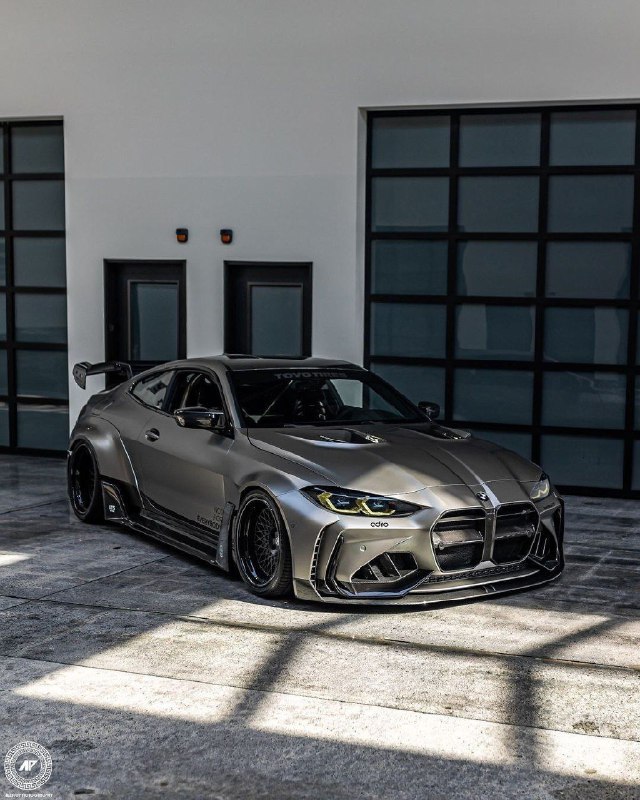 BMW G82 M4 с большим количеством карбоновых деталей, колесными дисками из 3 частей и механической ко 3